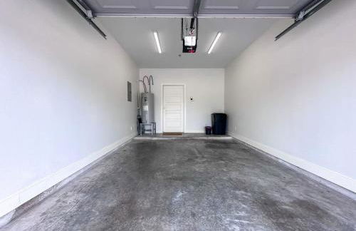 Luxurious Condo with Pool & Garage Close to Shopping - Foto 16