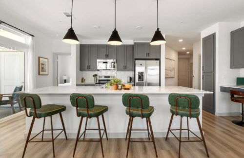 Elevated Contemporary 2BR 2BA with Balcony - Foto 36