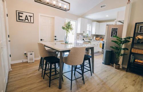 City Retreat - 4 Bedroom Oasis with King & Private Yard near Downtown - Foto 15