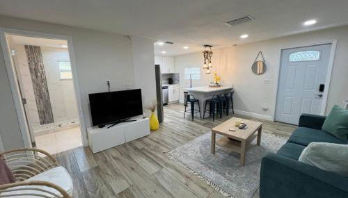 Stylish Chic King Bed Ybor DT - Foto 3