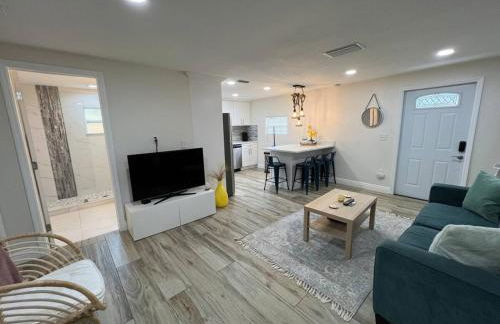 Stylish Chic King Bed Ybor DT - Foto 3