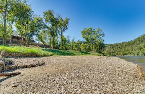 TroutFest Riverfront Norfork Home, Great Fishing - Foto 33