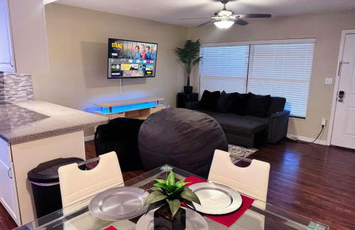 Modern Daytona Condo With Pool - Photo 2