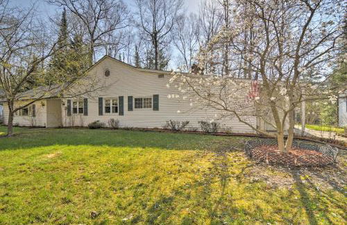 Riverfront Cabin in Alger with Patio and WiFi! - Foto 32