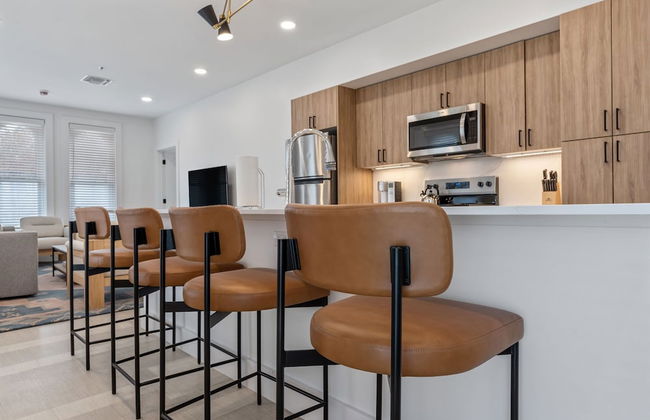 The Continental, powered by Placemakr - Downtown - Market Square - Photo 24