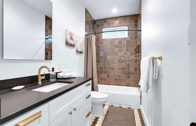 Chic Modern Farm Haus - Minutes to Everything - Foto 18