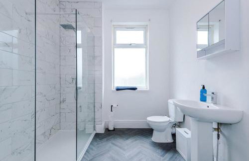 NEW! Modern 3-Bed House, Free Parking, Fast Wi-Fi & Easy Manchester Access - Foto 19