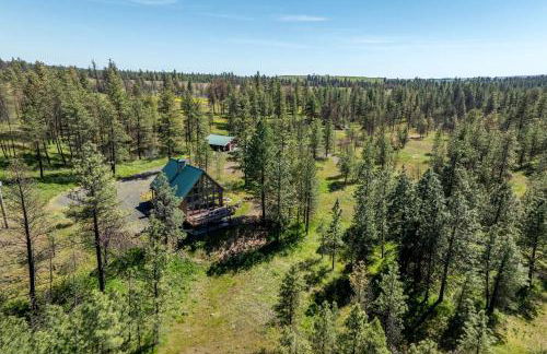 Spacious Rustic Cabin Rental with a Hot Tub in Cheney, Washington - Foto 12