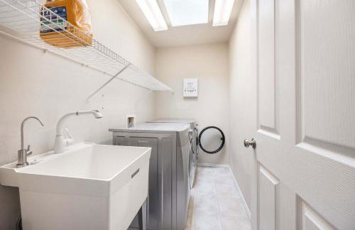 Stylish 3BR Home EV Outlet Near Light Rail - Foto 32