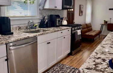 Spacious 4BR home w 2BA, a workspace & king bed! - Foto 12