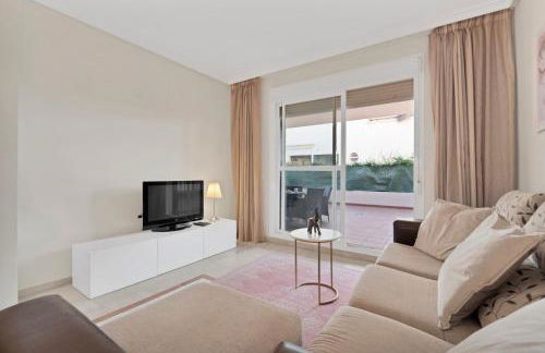 Apartamento con enorme terraza en complejo con piscina en Nueva Andalucía - Lorcrimar - Foto 24