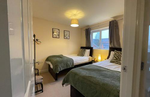 Central location -3 Beds, 2 baths , off-street parking, fast Wifi, sleeps 7 - Foto 5