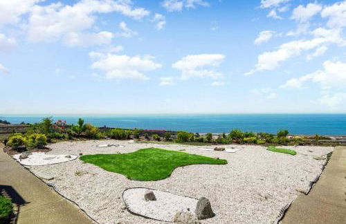 Charming 2BR Coastal Getaway in Pacifica - Photo 41