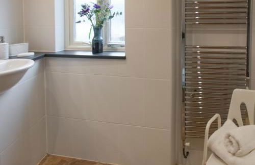 Goldfinch - Photo 14