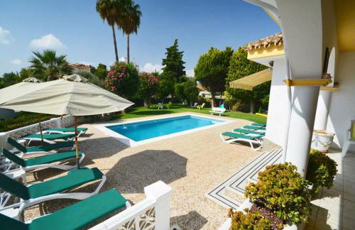 A lovely family villa with heated pool - Photo 22