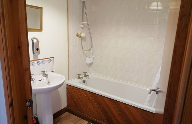 Impeccable 2-bed Flat in Wick - Photo 25