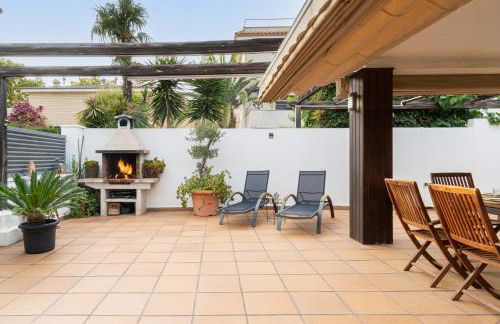 "Charm & Cozy 4BR - 3BA with Pool & Barbecue" - Photo 42