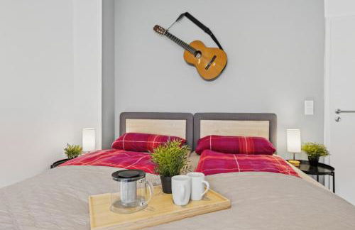 BAT Home Solutions Saarburg Altstadt - alles was ein Hotel nicht bietet - 3 Apartments 45 bis 75 qm für bis zu 12 Personen - direkt unter der Burg - 2 Min zur Altstadt - Weinbergblick, Heimkino und E-Ladesäulen - Foto 20