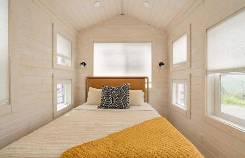 Stay Portland - The Tiny Oasis Steps to Local Coffee & Restaurants - Photo 43