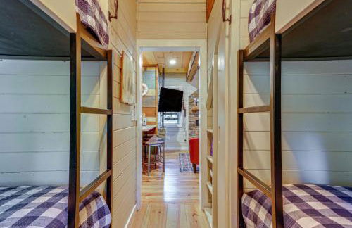 Lakefront Cottage with Dock, Hot Tub and Fire Pit - Foto 18