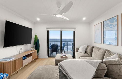 Serenity Shores Renovated Top Floor Condo w Stunning Ocean Views - Foto 1