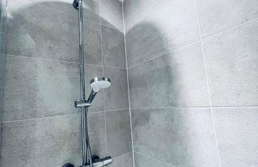 DESIGNER HOUSE - University of Glasgow / Central Glasgow 'Hillhead' West End G12 - Luxurious & Contemporary Detached House / Terrace / Garden / 'electric car charging' Garage Parking - Foto 25