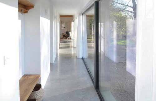 High Cogges Farm Holiday Cottages - The Cart Shed - Photo 2