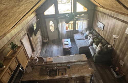 Rustic Chic Alabama Cabin w Loft Fire Pit Pet Friendly Fenced Yard Lake Guntersville - Coco Chateau - Foto 14