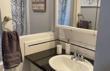 4 Bedrooms and 5 Beds with Game Room Only 5 min Drive to College and Perfect for Family's - Foto 36