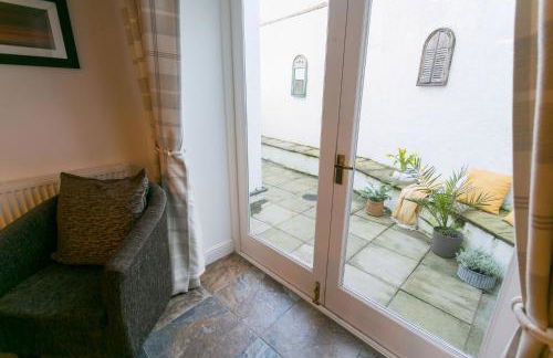 Sailors Return - Photo 10