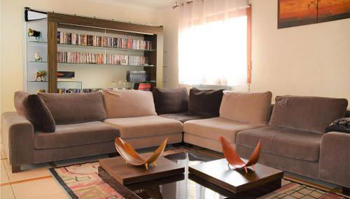 3 Bedroom Awesome Apartment In Autun - Foto 2