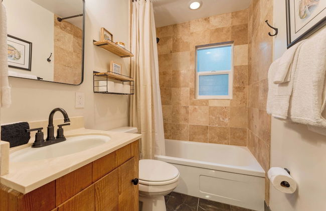 Westlake Cabin by Avantstay Hot Tub, Near Skiing, Walk to Restaurants & Lake! - Foto 21