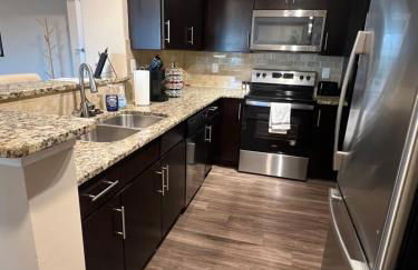 Spacious 2 Bed, 2 Bath Uptown Gem in the Heart of the City-Parking-Wi-Fi-Balcony-Walk to BOA Stadium - Foto 16