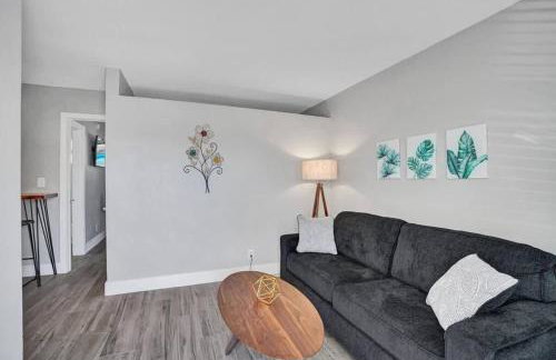 Rustic Retreats Beachy 1BR for 4 guests in the heart of Fort Lauderdale - Foto 19