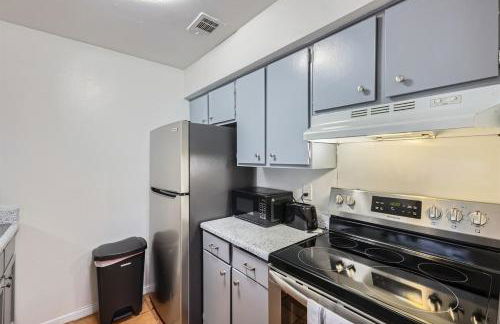 Your Walkable King Bed Getaway - Sleeps 4 - Pool Pkg - Foto 15