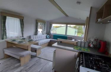 Woofles Luxury Caravan at Knaresborough Lido - Foto 17