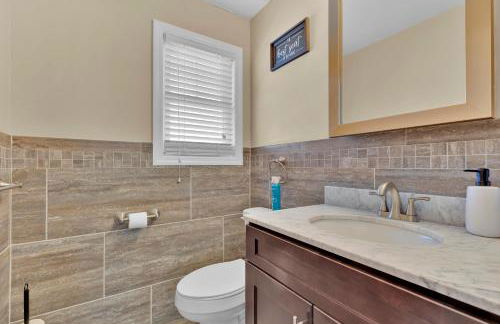 The Seabreeze Haven- Luxury 3BR Coastal Retreat - Near Beach & Free Parking - Foto 16