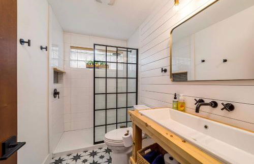 Cheerful & cozy farmhouse 2 bedroom home - Foto 9