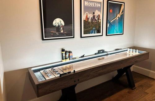 Luxury Downtown Home w Rooftop Deck in the Skyline - Photo 21