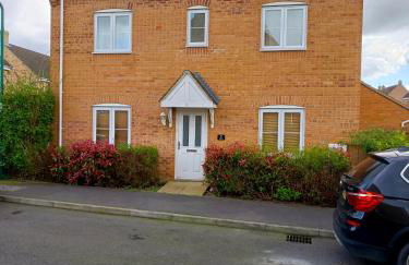 The Iris house is close to city centre and is ideal for tourists, visiting family members or work related activities including contractors - Foto 1