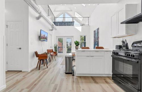 Stylish And Roomy Full House Dtwn - Photo 68