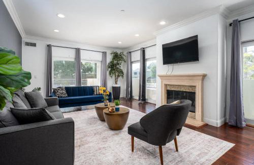 Stylish Home Prime Location with Fireplace & Patio - Foto 1