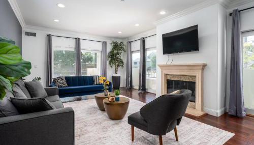 Stylish Home Prime Location with Fireplace & Patio - Foto 1