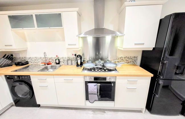 Large Modern House with Parking - Photo 36