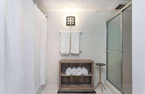 Two Condos on Music Row that Sleeps 14 with POOL and Parking - Foto 37