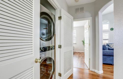 Extended-Stay Ready! Elk Grove Unit with Pool Access - Foto 23