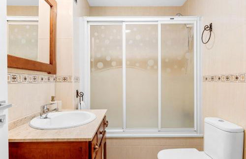 Frontline Beach Apt with Terrace - Foto 55