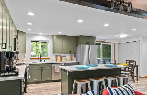 Luxe Chalet at Rainier Entrance with Hot Tub-AC-WiFi - Photo 20