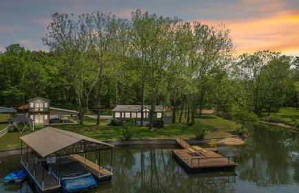 New! 2 Homes-Firepit, Hot Tub, Huge Yard and Dock - Foto 1