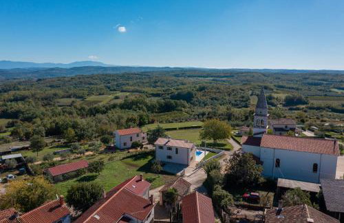 Villa atop the village with stunning view - Foto 32